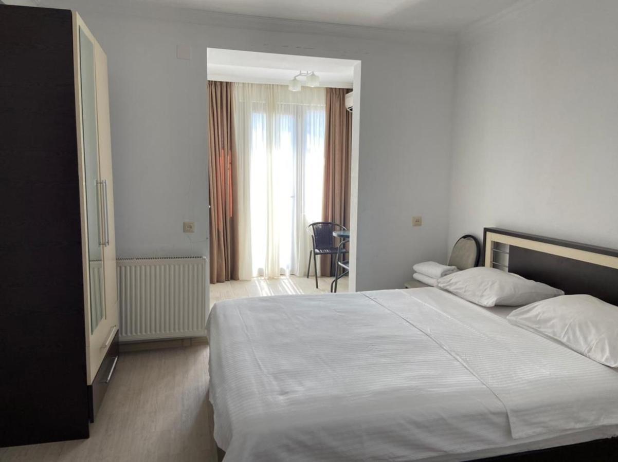 Gulnasi'S Guesthouse Батумі Екстер'єр фото