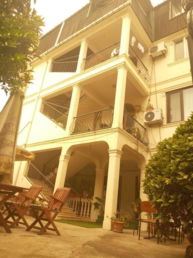 Gulnasi'S Guesthouse Батумі Екстер'єр фото