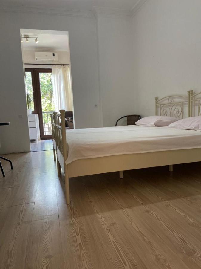 Gulnasi'S Guesthouse Батумі Екстер'єр фото