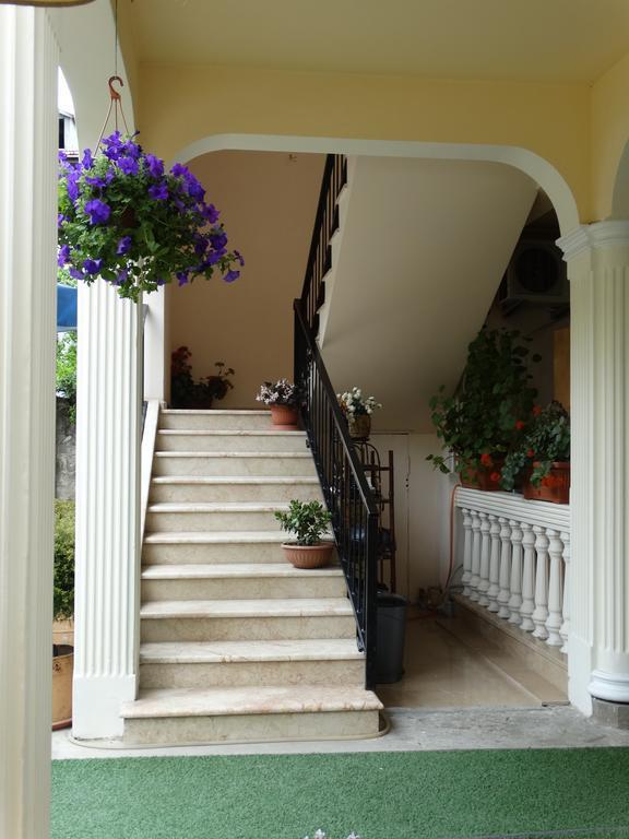 Gulnasi'S Guesthouse Батумі Екстер'єр фото