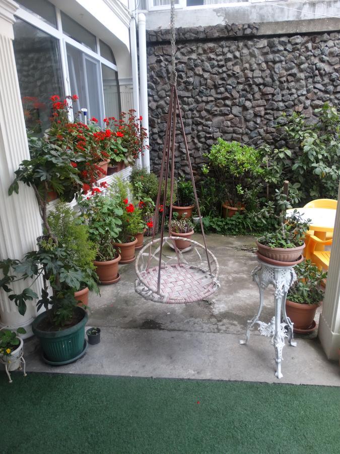 Gulnasi'S Guesthouse Батумі Екстер'єр фото