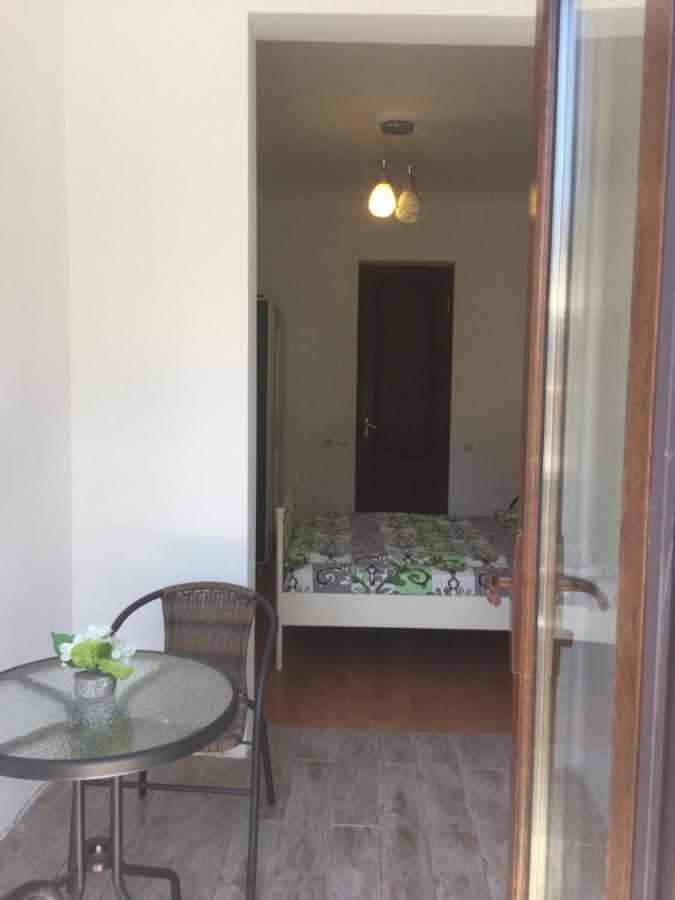 Gulnasi'S Guesthouse Батумі Екстер'єр фото