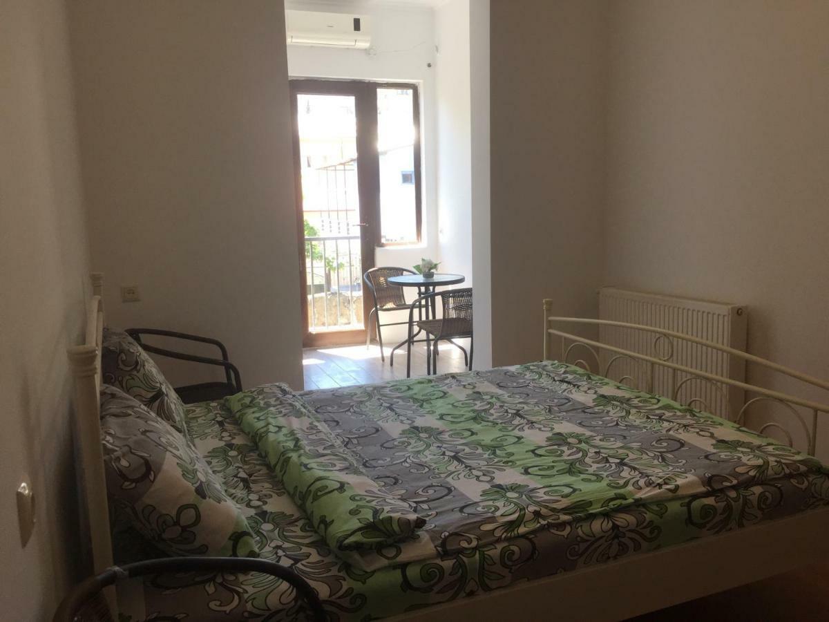 Gulnasi'S Guesthouse Батумі Екстер'єр фото