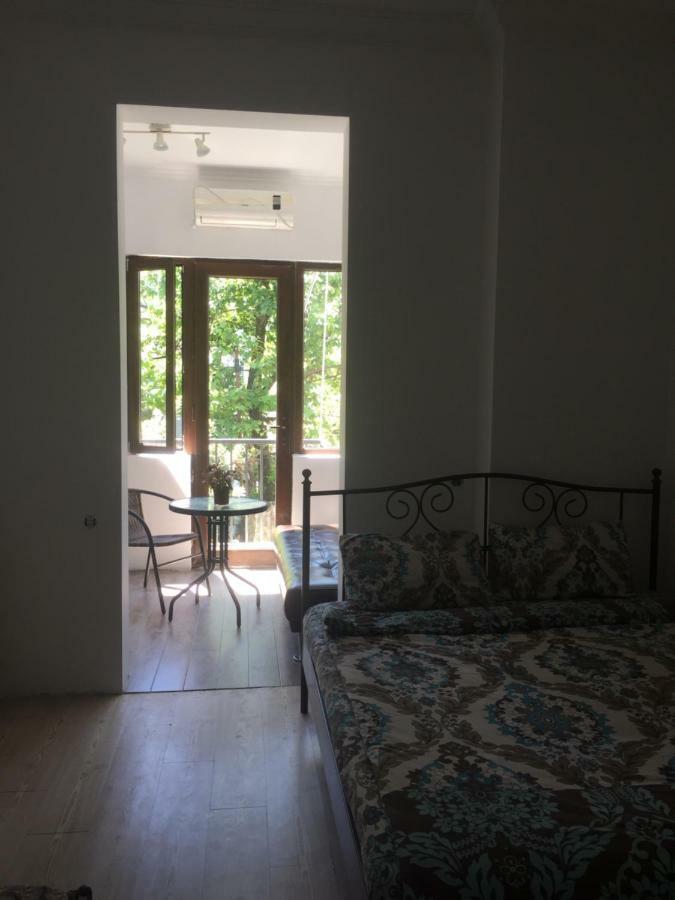 Gulnasi'S Guesthouse Батумі Екстер'єр фото