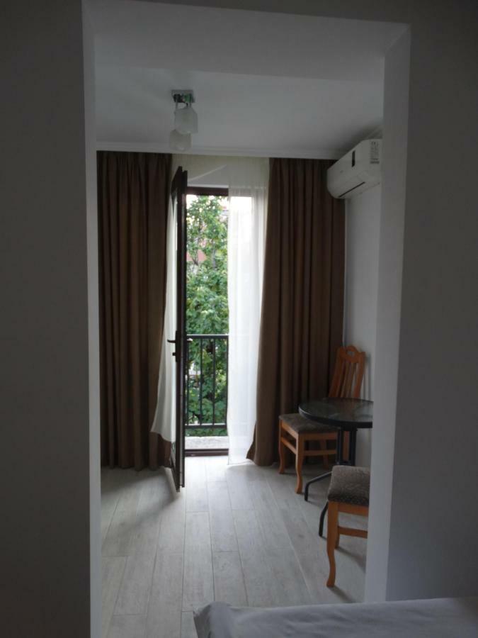 Gulnasi'S Guesthouse Батумі Екстер'єр фото