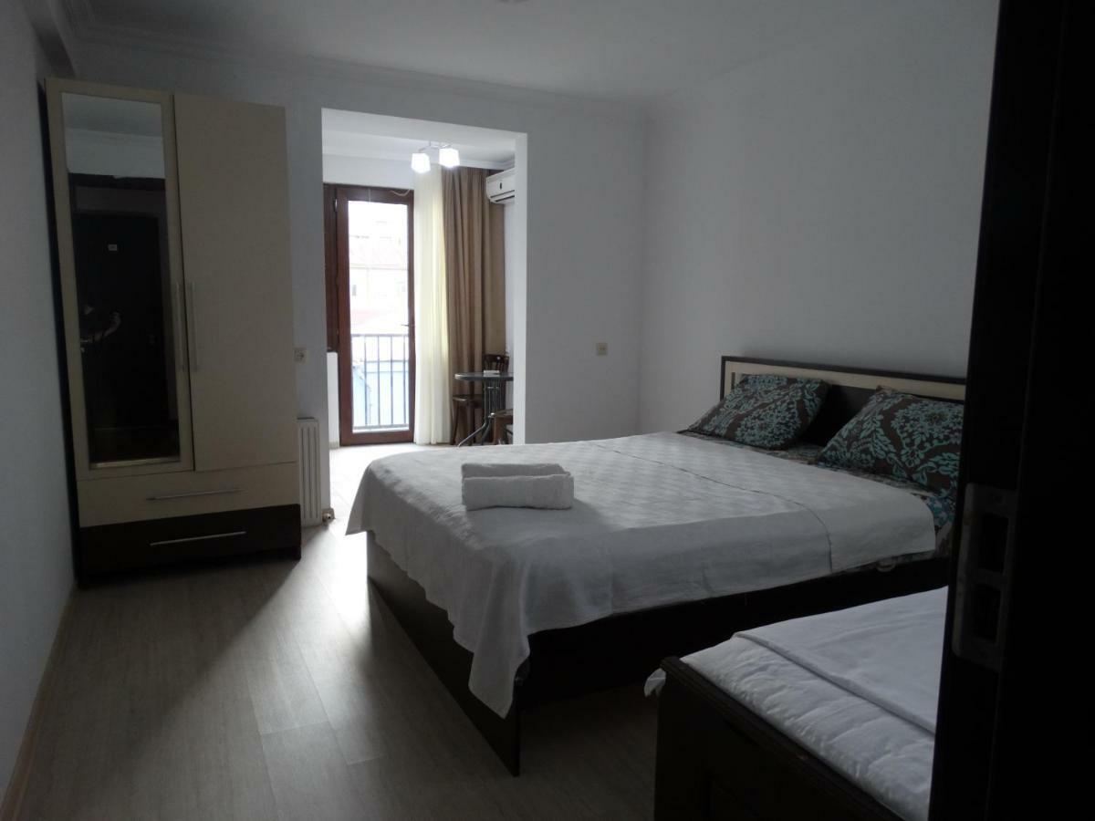 Gulnasi'S Guesthouse Батумі Екстер'єр фото