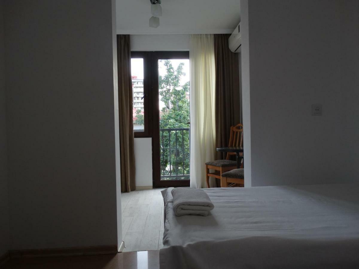 Gulnasi'S Guesthouse Батумі Екстер'єр фото