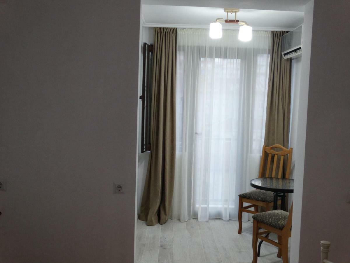 Gulnasi'S Guesthouse Батумі Екстер'єр фото