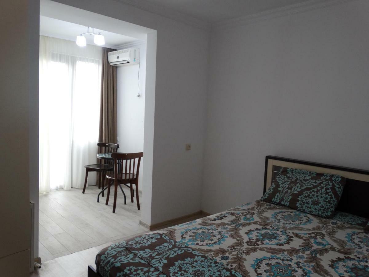 Gulnasi'S Guesthouse Батумі Екстер'єр фото