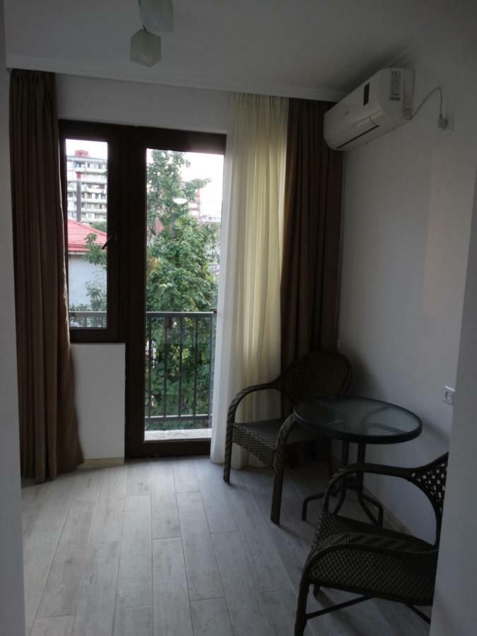 Gulnasi'S Guesthouse Батумі Екстер'єр фото