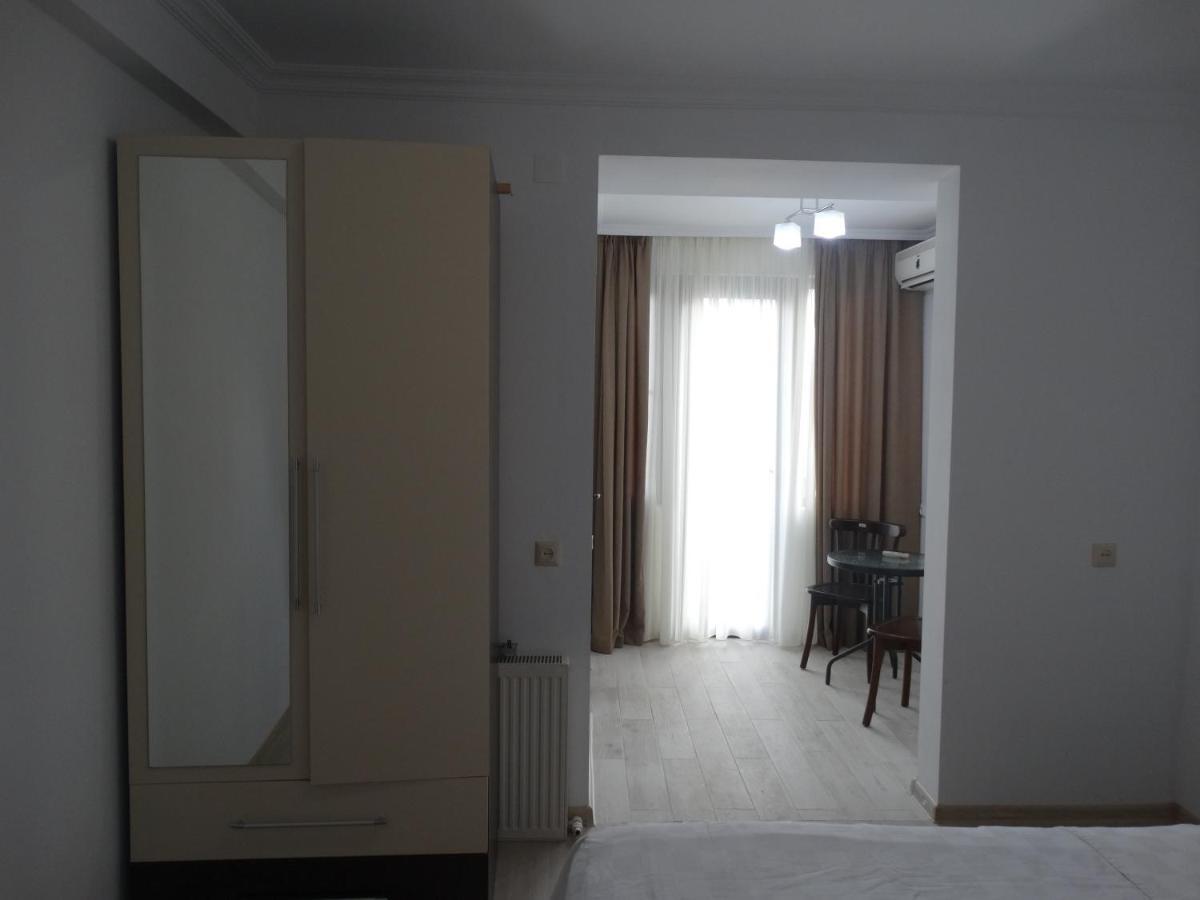 Gulnasi'S Guesthouse Батумі Екстер'єр фото