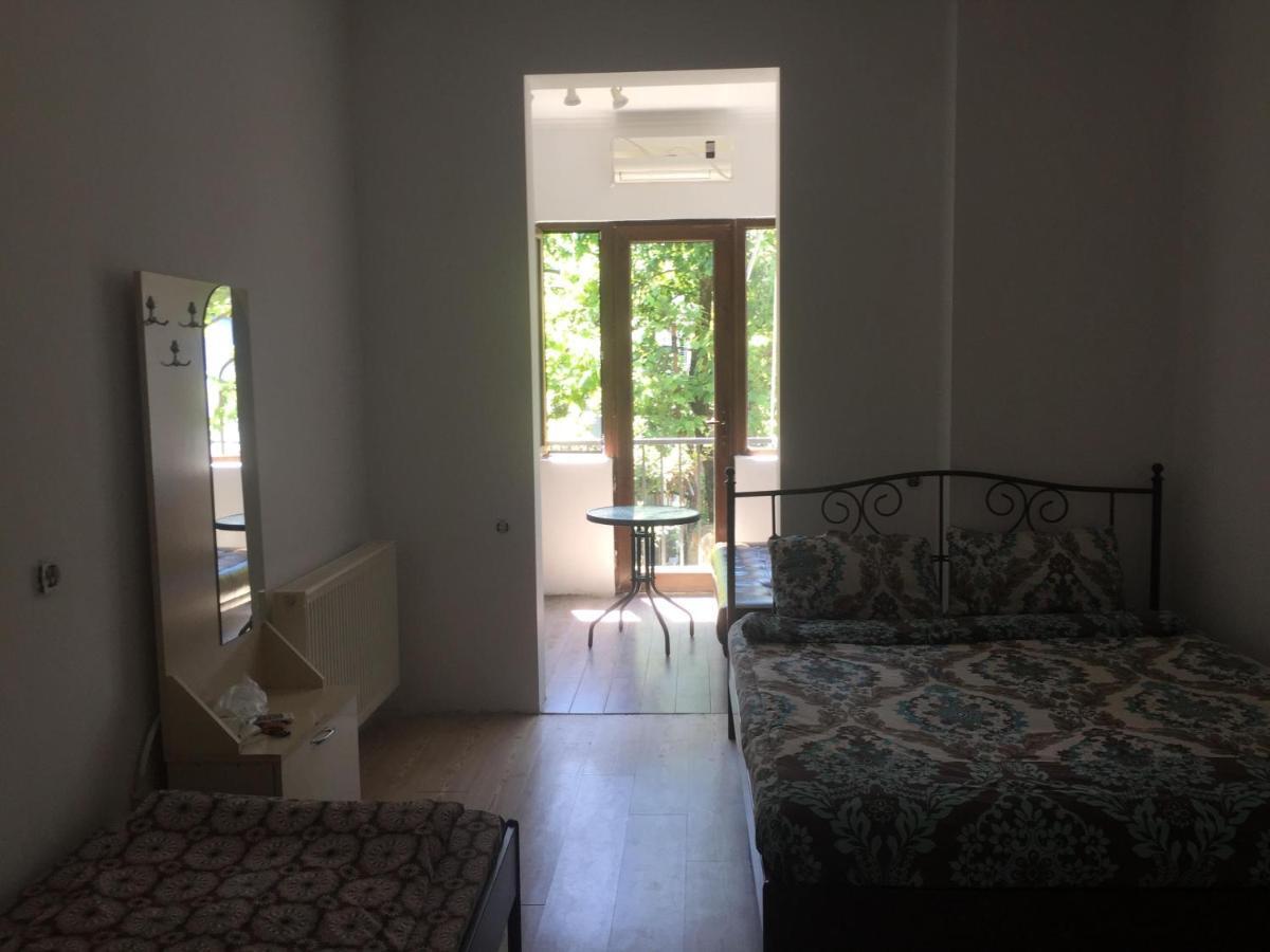 Gulnasi'S Guesthouse Батумі Екстер'єр фото